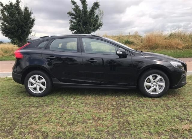 Volvo V40 • 2017 • 118,000 km 3