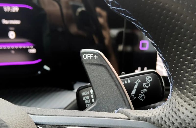 Volkswagen Golf • 2023 • 16,673 km 12