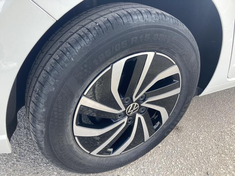 Volkswagen Polo • 2022 • 24,689 km 15