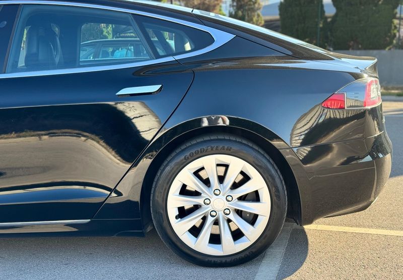 Tesla Model S • 2017 • 130,000 km 2