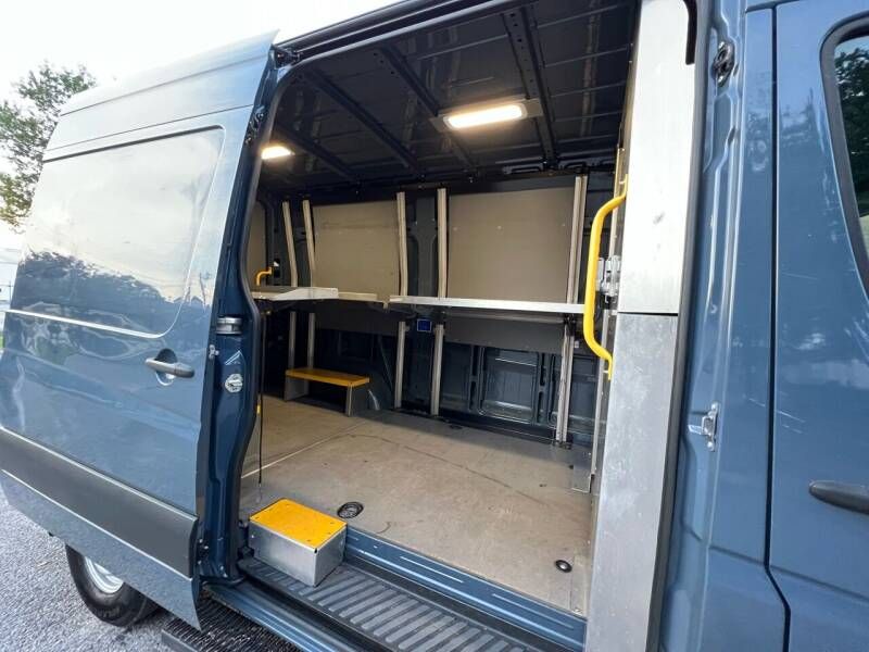 Mercedes-Benz 310 Van • 2018 • 106,000 km 4