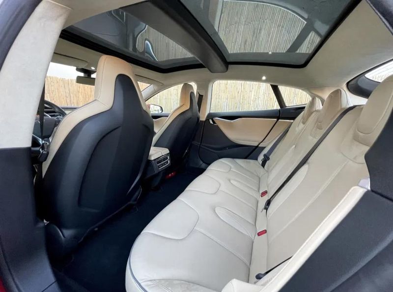 Tesla Model S • 2013 • 80,100 km 12