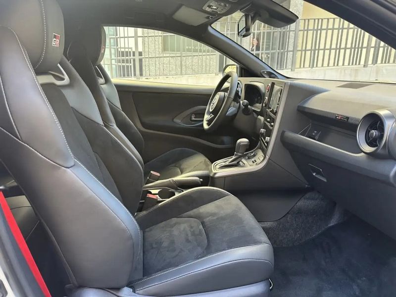 Toyota Yaris • 2024 • 1,960 km 8