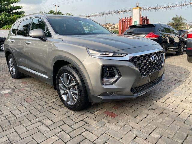 Hyundai Santa Fe • 2021 • 12 km 4