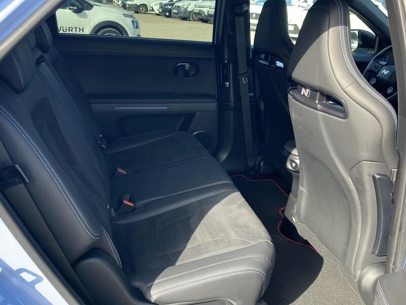 Hyundai Ioniq Electric • 2024 • 20,256 km 18