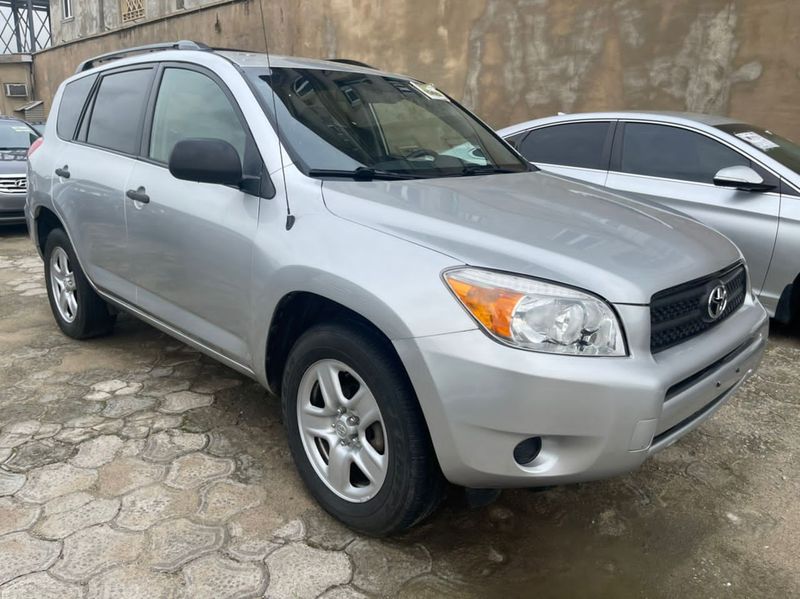 Toyota RAV4 • 2008 • 32 km 3