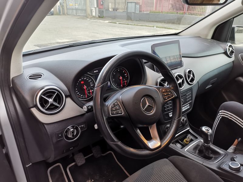 Mercedes-Benz Class B • 2018 • 203,000 km 4
