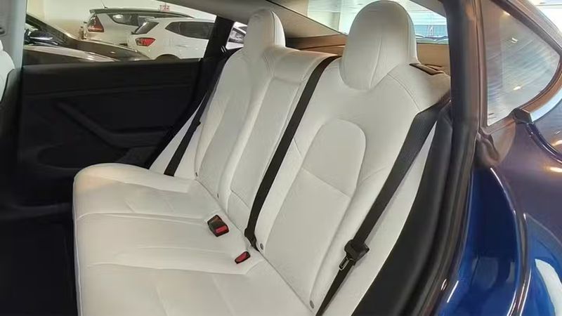 Tesla Model 3 • 2021 • 33,340 km 12