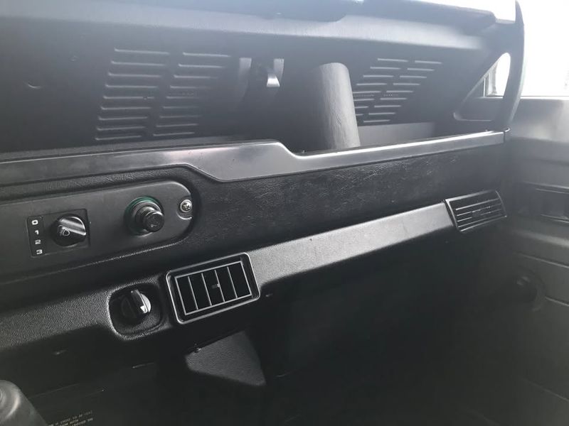 Land Rover Defender • 2001 • 124,000 km 19