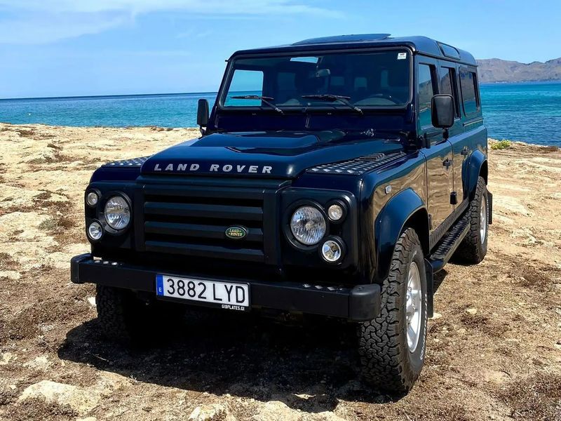 Land Rover Defender • 2010 • 101,000 km 1