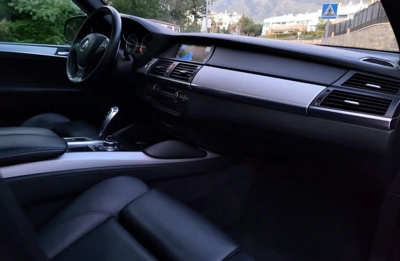 BMW X5 • 2010 • 129,900 km 7