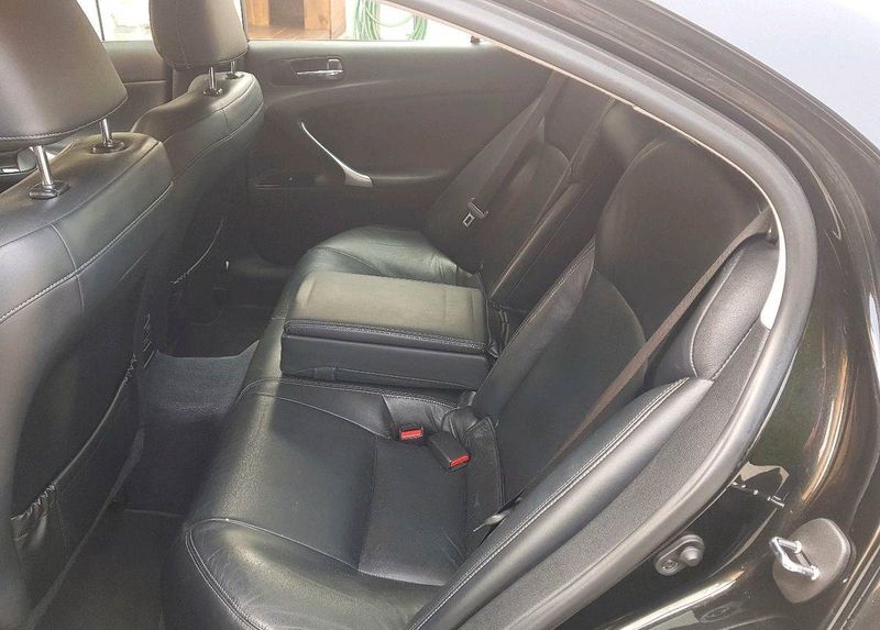 Lexus IS 200 • 2012 • 261,000 km 3