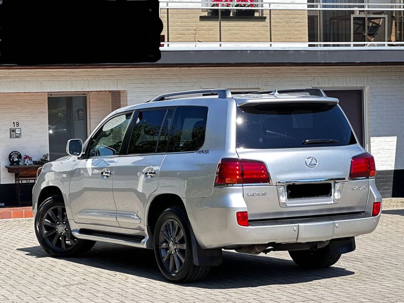 Lexus LX • 2010 • 243,000 km 6