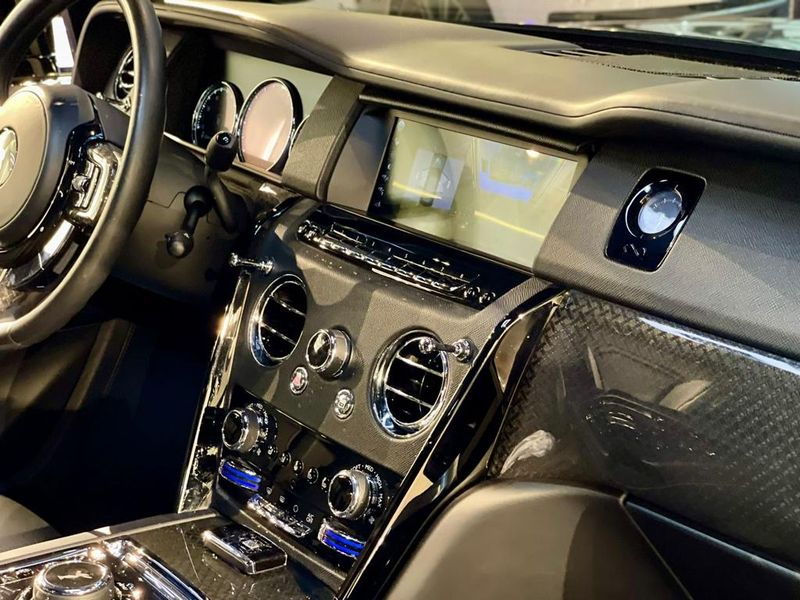 Rolls-Royce Cullinan • 2021 • 48,600 km 4