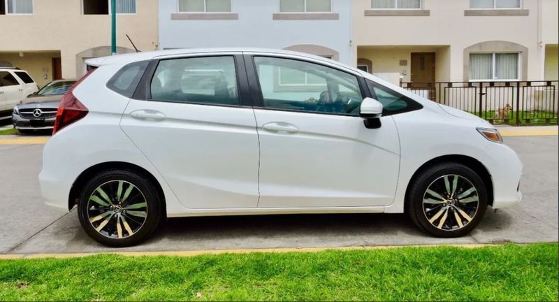Honda Fit • 2010 • 83,000 km 2