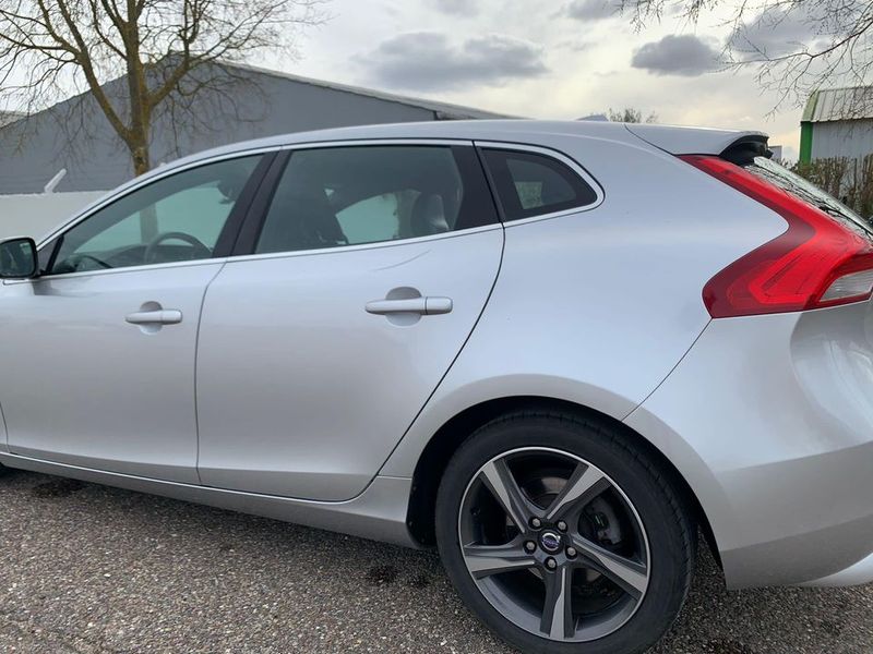 Volvo V40 • 2014 • 60,000 km 3