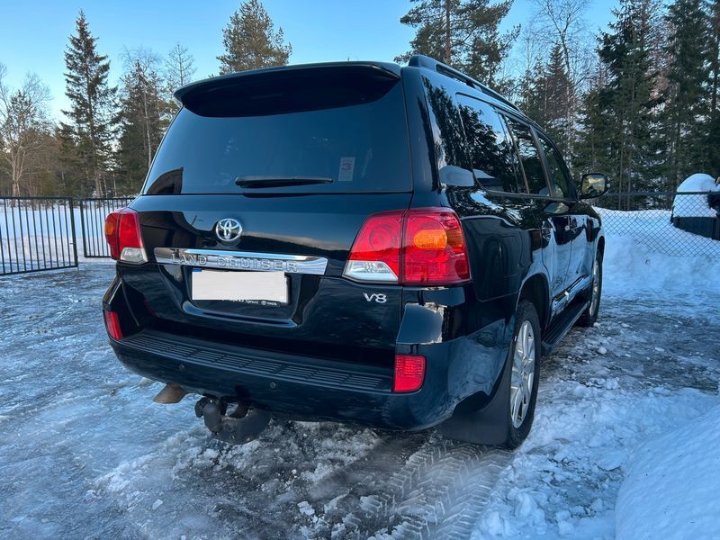 Toyota Land Cruiser • 2012 • 264,700 km 2
