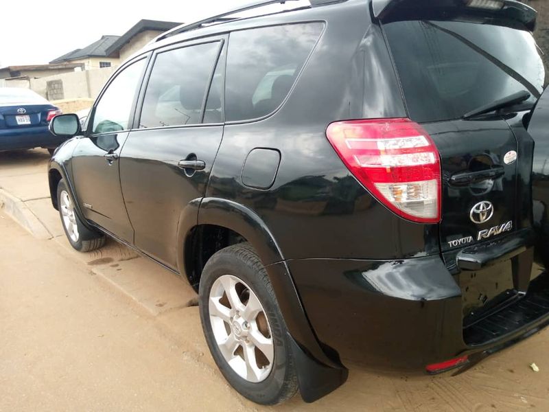 Toyota RAV4 • 2011 • 32 km 3