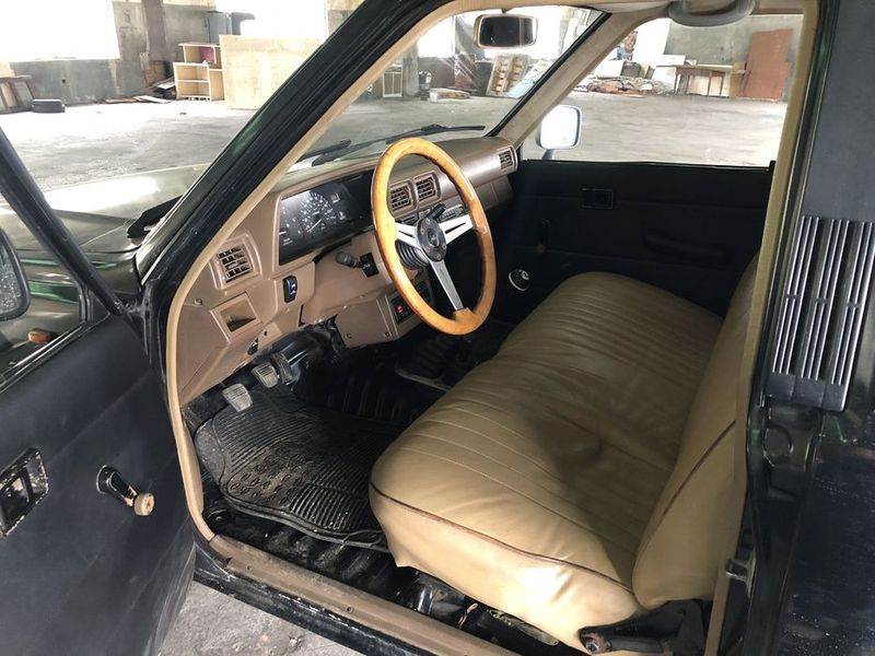 Toyota Hilux • 1990 • 179,999 km 9