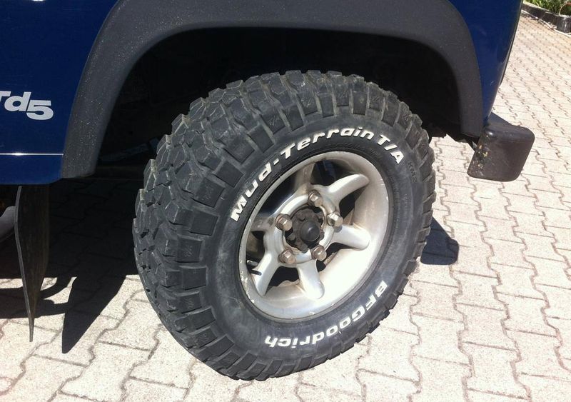 Land Rover Defender • 2000 • 200,000 km 3