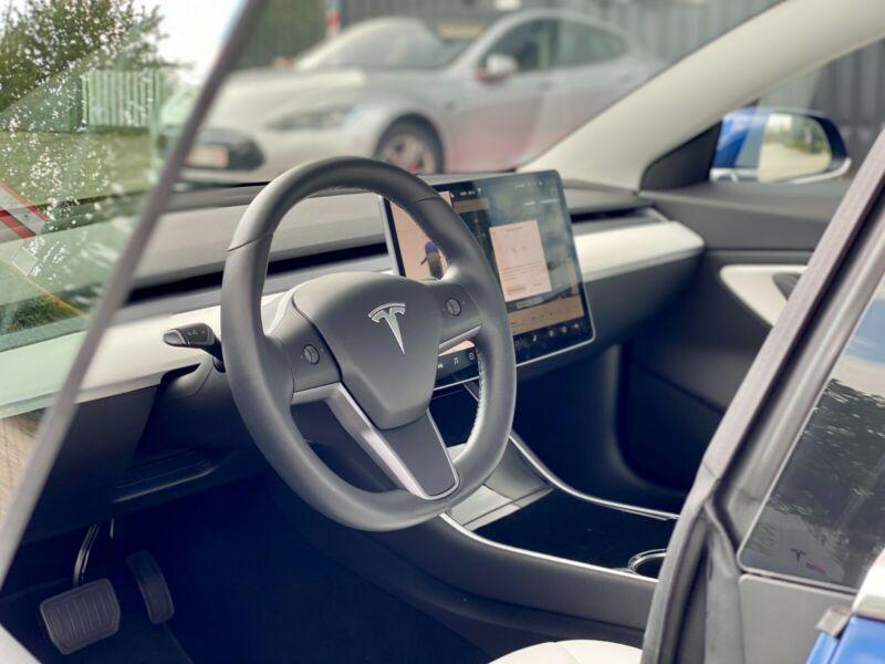 Tesla Model 3 • 2020 • 1 km 5