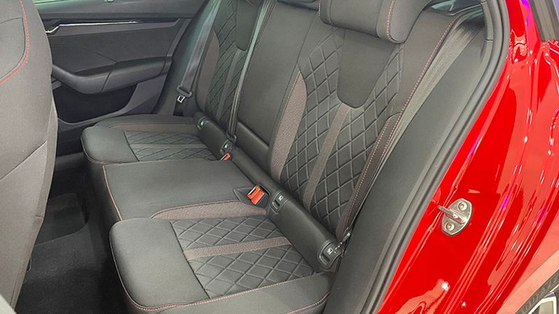 Škoda Octavia • 2022 • 42,297 km 10