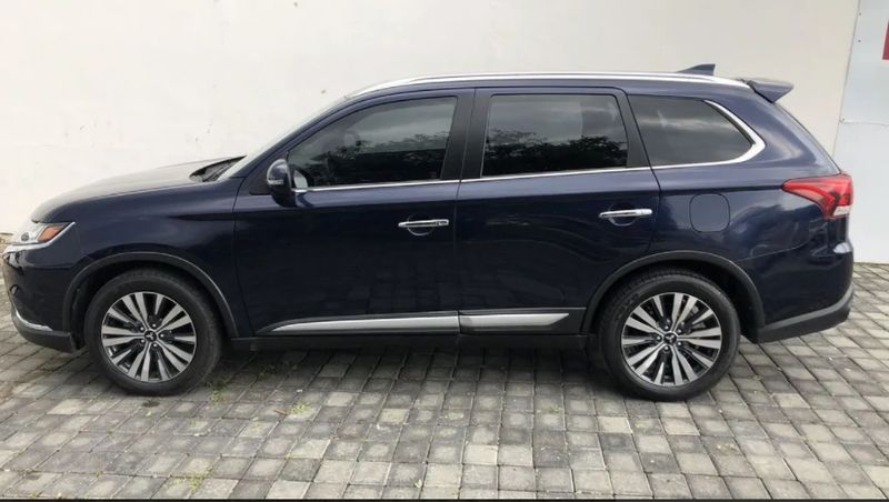 Mitsubishi Outlander • 2020 • 65,000 km 3