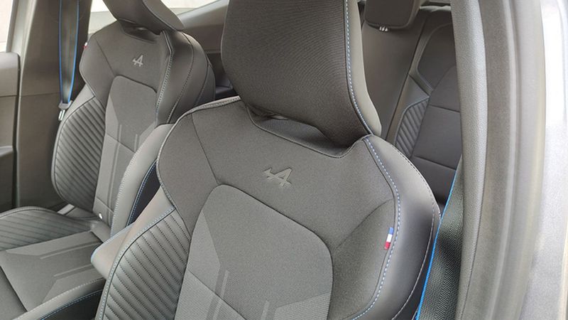 Renault Clio • 2024 • 1,020 km 6