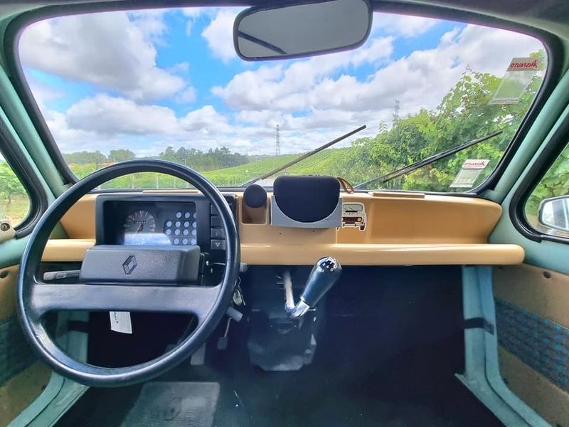 Renault 10 • 1985 • 190,000 km 4