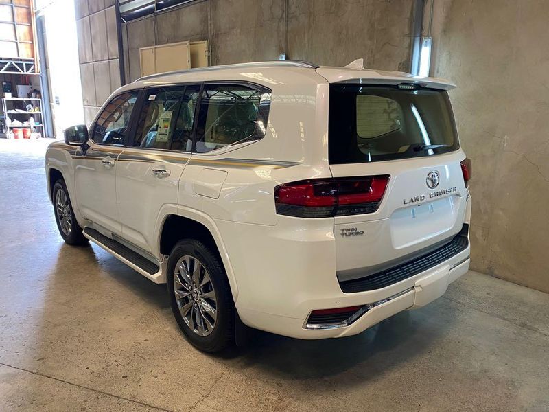 Toyota Land Cruiser • 2021 • 2 km 4