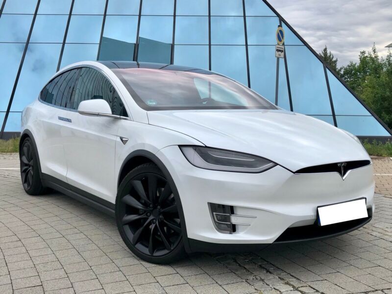 Tesla Model X • 2017 • 64,000 km 1