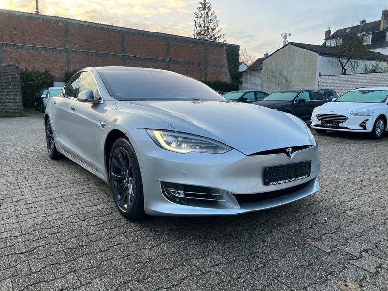Tesla Model S • 2018 • 90,000 km 1
