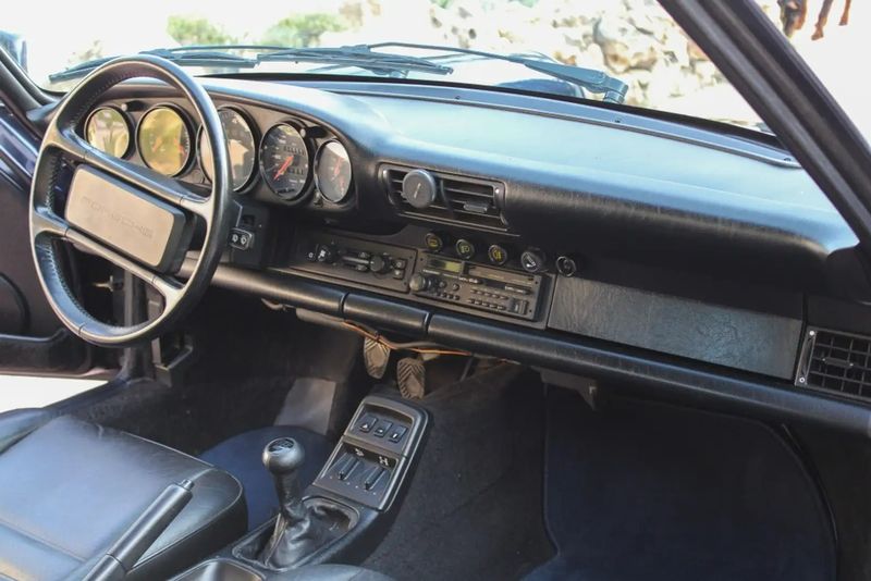 Porsche 911 • 1991 • 139,000 km 5