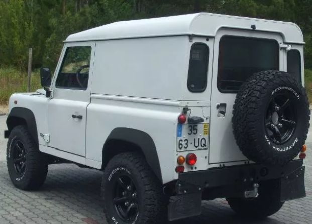 Land Rover Defender • 2003 • 82,030 km 3