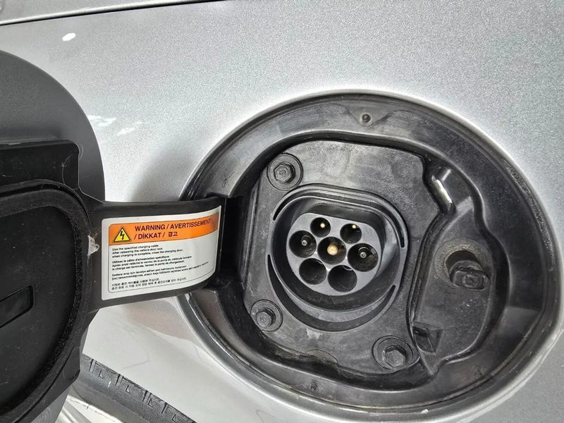 Hyundai Ioniq Plug-In Hybrid • 2020 • 51,500 km 11