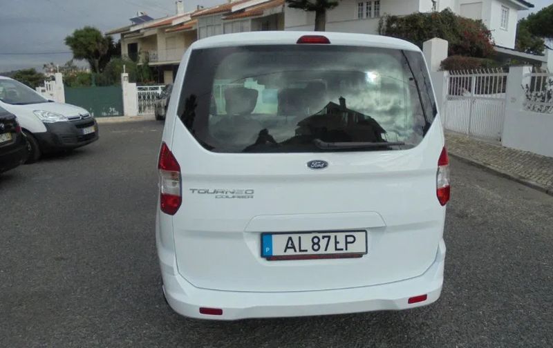 Ford Transit Courier • 2015 • 164,000 km 2