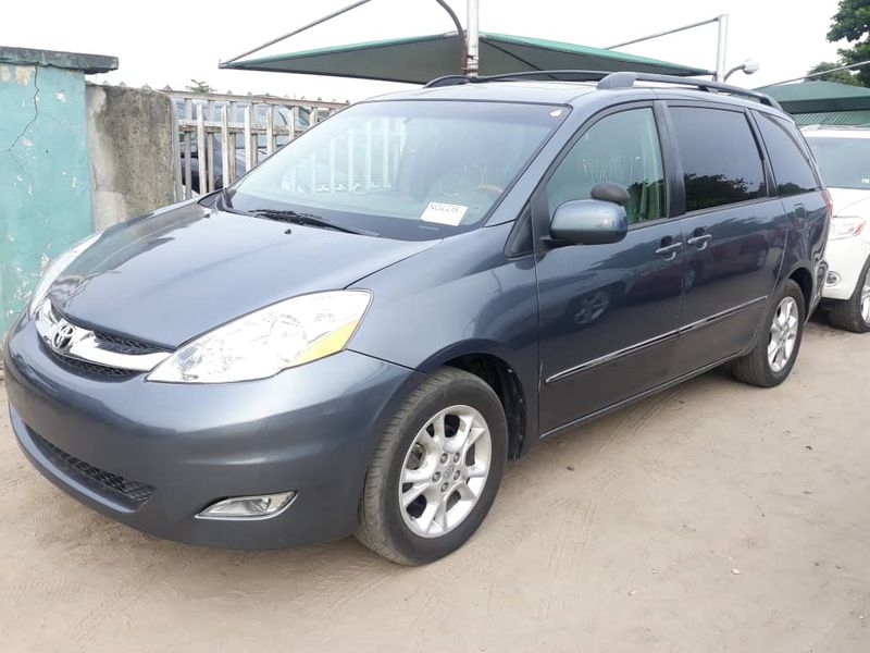 Toyota Sienna • 2006 • 32,345 km 7