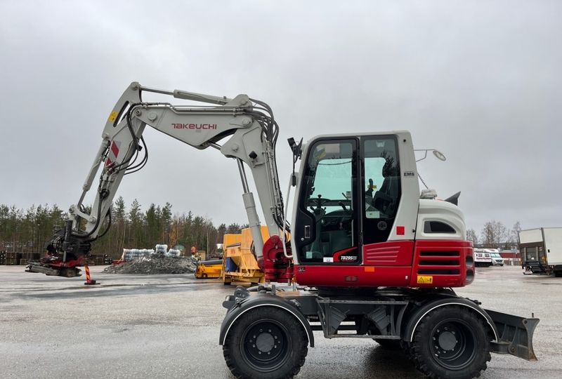 Titan Pelle Takeuchi TB295W • 2018 • 37,727 km 1