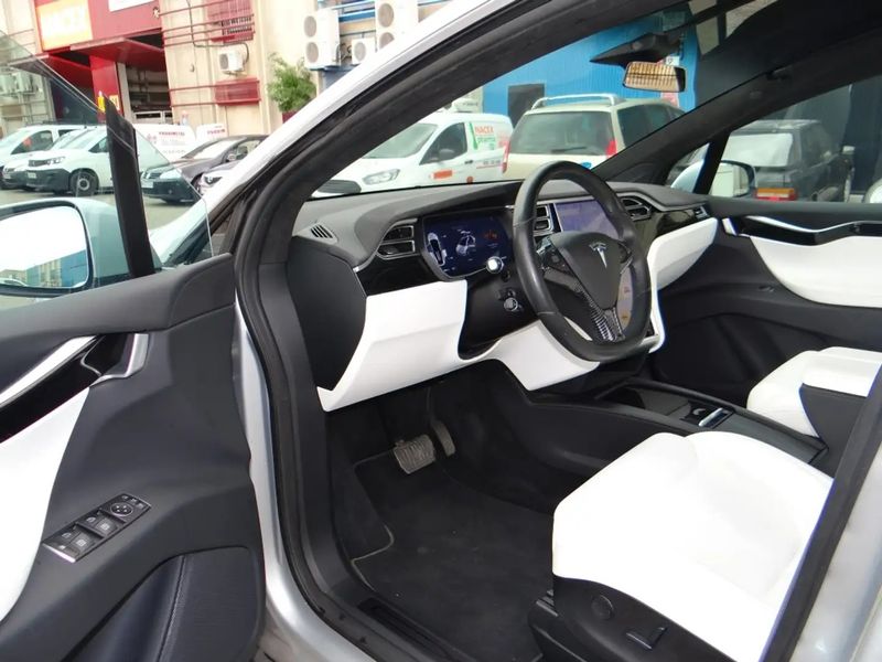 Tesla Model X • 2017 • 99,000 km 10
