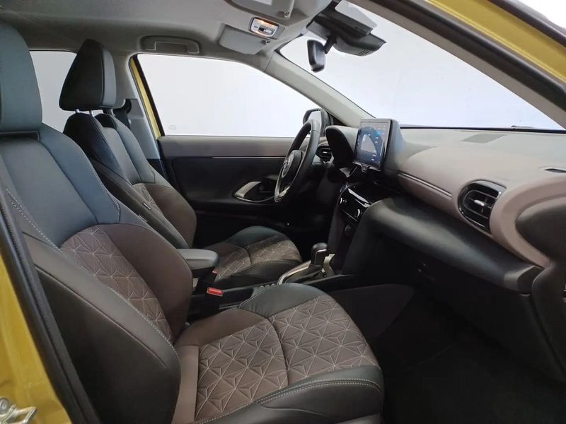 Toyota Yaris • 2023 • 5,500 km 6