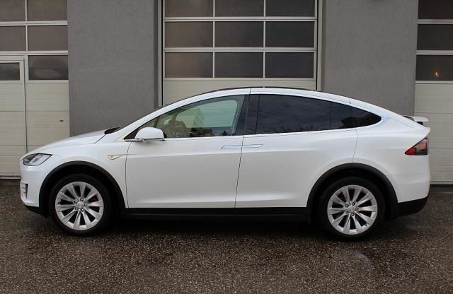 Tesla Model X • 2016 • 142,500 km 3