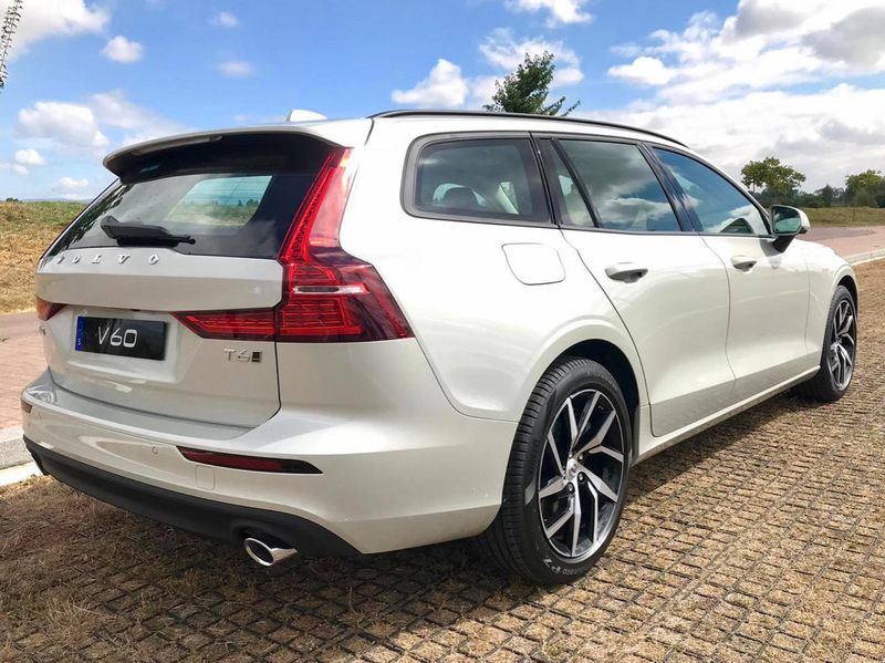 Volvo V60 • 2018 • 91,000 km 4