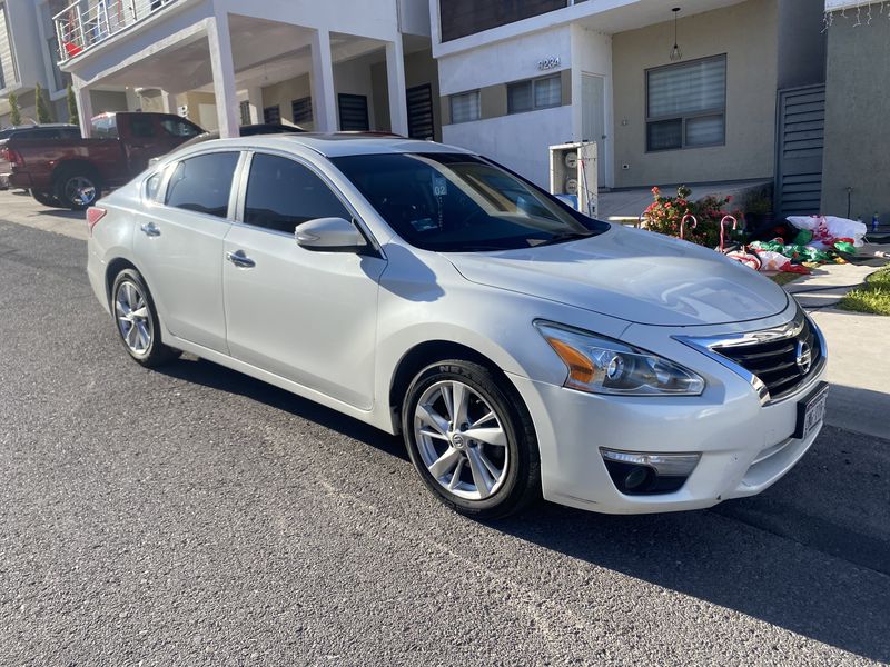 Nissan Altima • 2014 • 140,000 km 4
