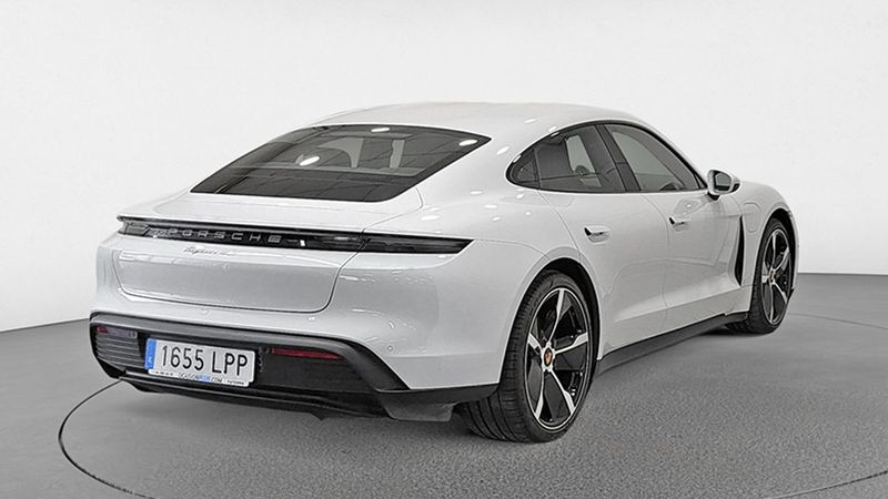 Porsche Taycan • 2021 • 15,200 km 4