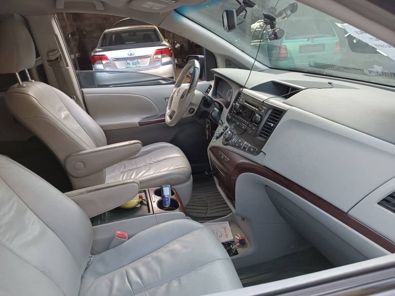 Toyota Sienna • 2011 • 130 km 5