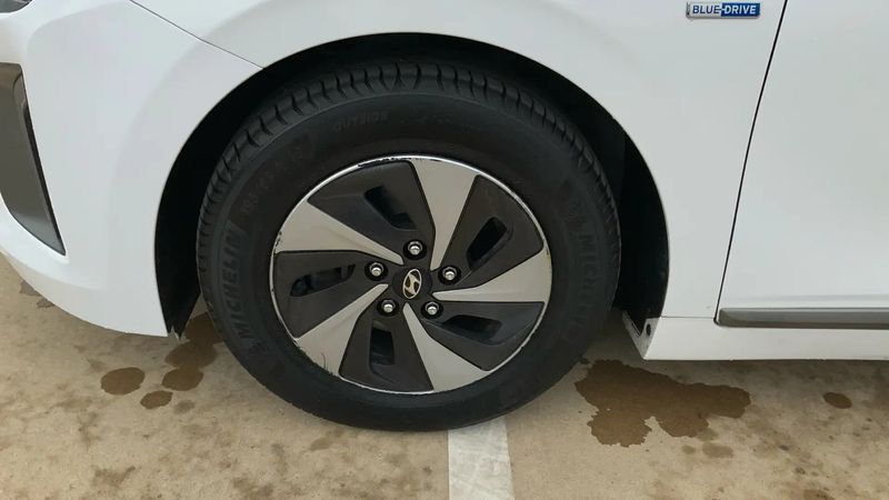 Hyundai Ioniq Hybrid • 2018 • 83,500 km 6