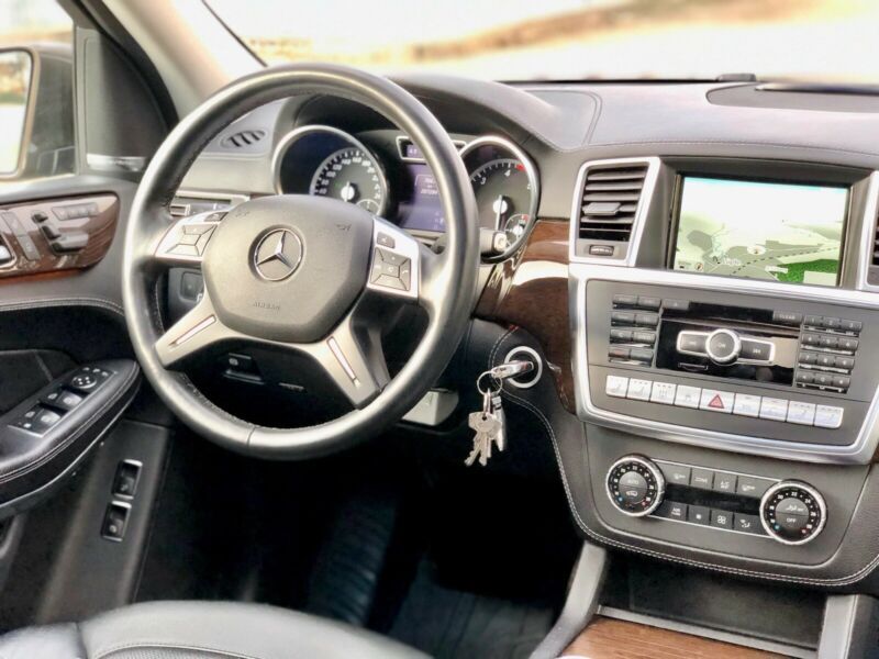 Mercedes-Benz GL • 2015 • 208,000 km 9