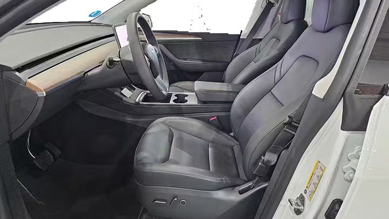 Tesla Model Y • 2024 • 7,925 km 13