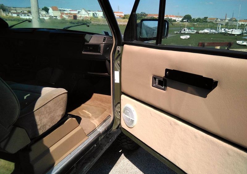 Land Rover Discovery • 1991 • 180,000 km 4