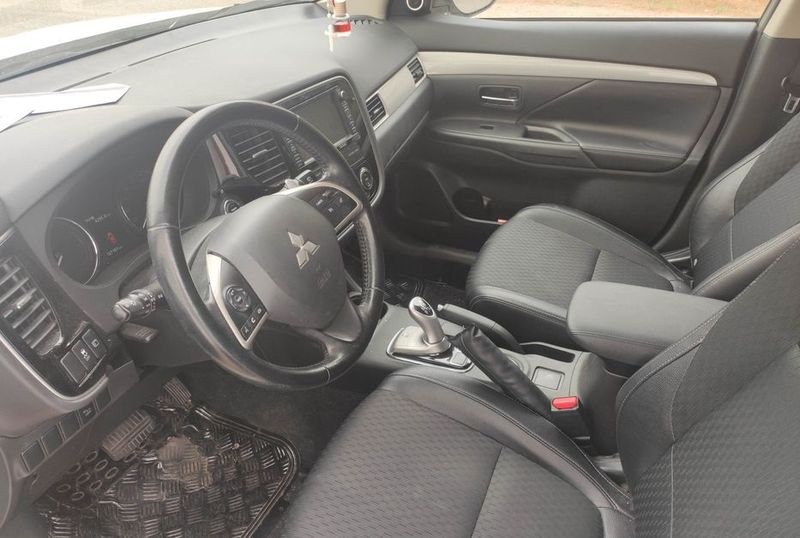 Mitsubishi Outlander • 2014 • 127,555 km 3